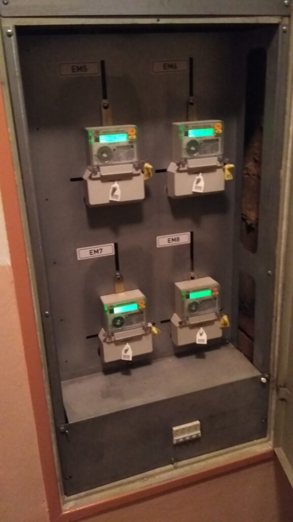repasováný elektroměrový rozvaděč na patře bytového domu